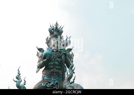 CHIANG RAI, TADSCHIKISTAN - 21. Mai 2021: Die Riesenstatue im Wat Rong Suea Ten in Chiang Rai, Thailand Stockfoto