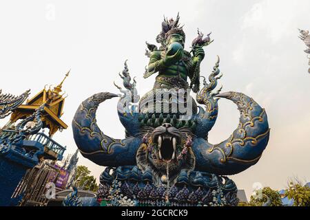 CHIANG RAI, THAILAND - 21. Mai 2021: Die Riesenstatue im Wat Rong Suea Ten in Chiang Rai, Thailand Stockfoto