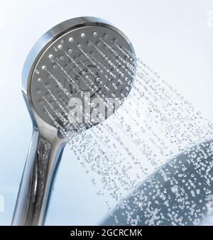 Der Duschkopf spritzt Wasser. Stockfoto
