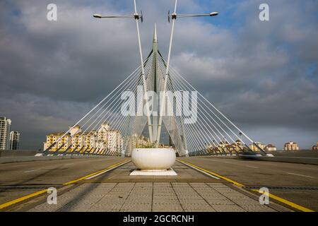 Putrajaya, Malaysia, Seri Wawasan Bridge. Ein Panoramablick auf eine der beliebtesten Brücken in Putrajaya, 40 km außerhalb von Kuala Lumpur. Zwischen Th Stockfoto