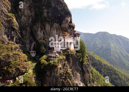 Das Tigernest-Kloster im Himalaya von Bhutan. Auch bekannt als Taktsang Lhakhang, Bhutans berühmtestes Wahrzeichen und religiöser Ort. Die Aussicht danach Stockfoto