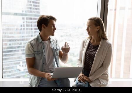 Mentor Training neuer Praktikant, mit Laptop für die Vorführung, Erklärung der Arbeit Stockfoto