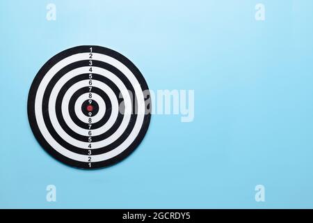 Dartscheibe auf blauem Hintergrund Stockfoto