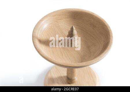 Weihnachtsbaum thematisierten Holztablett stehen für Gebäck isoliert auf weißem Hintergrund Stockfoto