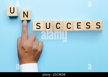 Unsuccess to Success Konzept, die Hand des Geschäftsmannes schieben Problem und Hindernis für ein erfolgreiches Geschäft Stockfoto