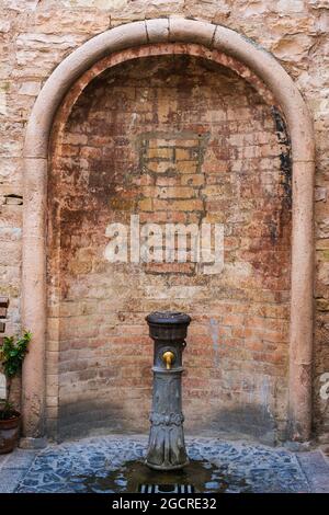 Wasserbrunnen in Spello Umbria Italien Stockfoto