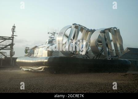 Insel Flyer (WH-2161), einen Griffon Hoverwork 12000 TD hovercraft von Hovertravel auf dem Solent zwischen Southsea (Hampshire) & Ryde (Isle of Wight), Großbritannien. Stockfoto