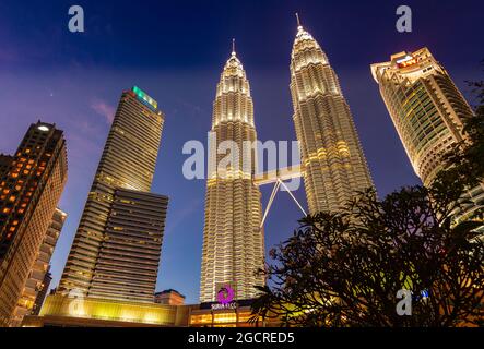 Kuala Lumpur, Malaysia - 28. November 2020: Nachts am Petronas-Turm oder Zwillingstürmen im Herzen der südostasiatischen Metropole. Suria KL Abschleppen Stockfoto