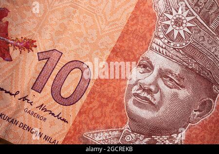 Makro-Nahaufnahme von 10 malaysischen Ringgit. Extreme Nahaufnahme des RM10 Malaysia. Porträt des ersten Königs oder Agong von Malaysia. Nahaufnahme der Papierwährung Stockfoto