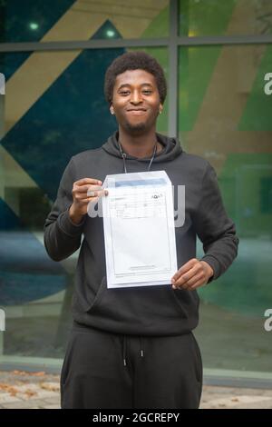 Lanre Dada (18) posiert mit seinen Noten an der Kensington Aldridge Academy in London, während die Schüler ihre A-Level-Ergebnisse erhalten. Bilddatum: Dienstag, 10. August 2021. Stockfoto