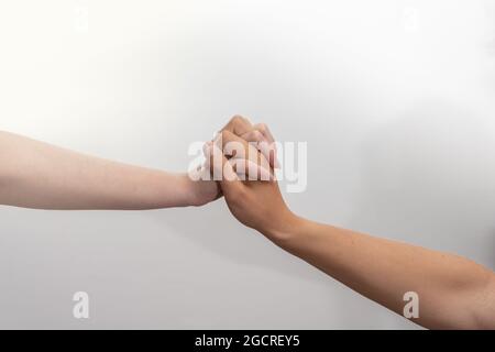 Helfende Hände Mann und Frau halten Hände auf weißem Hintergrund Konzept der Partnerschaft und Teamarbeit . Stockfoto