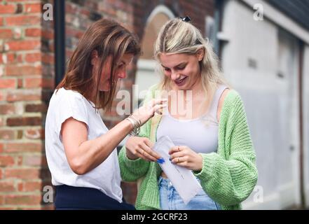 Lewes Sussex UK 10. August 2021 - Schüler und Eltern der Lewes Old Grammar School in Sussex feiern W, nachdem sie ihre A-Level-Prüfungsergebnisse erhalten haben. In diesem Jahr wurden die Noten aufgrund der Pandemie nicht durch Prüfungen, sondern durch die Schätzungen der Lehrer bestimmt. : Credit Simon Dack/Vervate/Alamy Live News Stockfoto