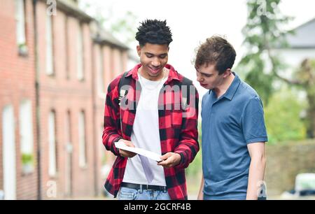 Lewes Sussex UK 10. August 2021 - Studenten der Lewes Old Grammar School in Sussex nach Erhalt ihrer A-Level-Prüfungsergebnisse . In diesem Jahr wurden die Noten aufgrund der Pandemie nicht durch Prüfungen, sondern durch Schätzungen der Lehrer bestimmt. : Credit Simon Dack / Vervate / Alamy Live News Stockfoto