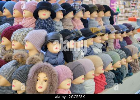 Warme Winter- und Herbsthüte auf Schaufenstern im Schaufenster Stockfoto