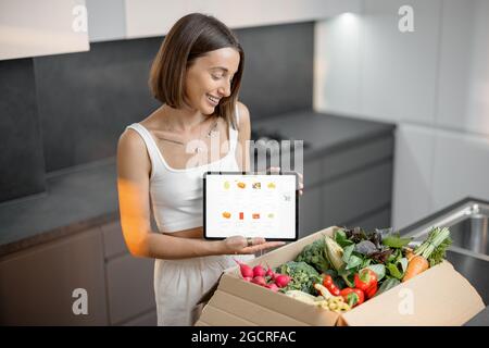 Frau kauft frisches Gemüse online Stockfoto
