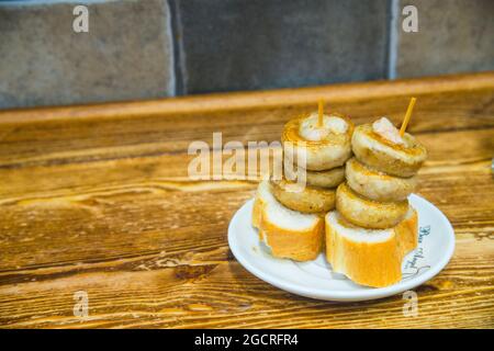 Champiñones a la plancha, traditioneller Pincho aus gegrillten Pilzen. Logroño, La Cário, Spanien. Stockfoto