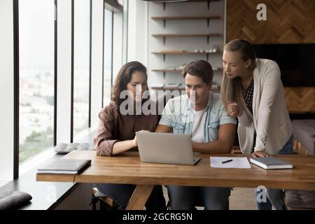 Mentor des Unternehmens, der neue Mitarbeiter unterrichtet, interne Mitarbeiter ausbilden Stockfoto