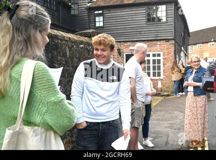 Lewes Sussex UK 10. August 2021 - Studenten der Lewes Old Grammar School in Sussex eröffnen ihre Ergebnisse Der A-Level-Prüfung . In diesem Jahr wurden die Noten aufgrund der Pandemie nicht durch Prüfungen, sondern durch Schätzungen der Lehrer bestimmt. : Credit Simon Dack /Vervate/ Alamy Live News Stockfoto