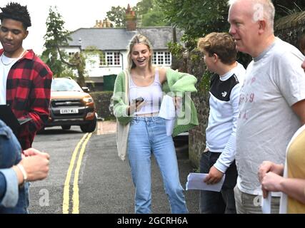 Lewes Sussex UK 10. August 2021 - Studenten der Lewes Old Grammar School in Sussex eröffnen ihre Ergebnisse Der A-Level-Prüfung . In diesem Jahr wurden die Noten aufgrund der Pandemie nicht durch Prüfungen, sondern durch Schätzungen der Lehrer bestimmt. : Credit Simon Dack /Vervate / Alamy Live News Stockfoto