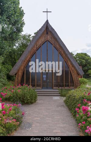 Evangelische Schifferkirche in Ahrenshoop, Mecklenburg-Vorpommern, Deutschland. Blick aus dem Westen. Stockfoto
