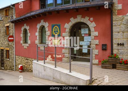 Llivia, Spanien. 2. August 2021. Die Apotheke in Llivia behauptet, die älteste in Europa zu sein, heute ist sie ein Museum. Stockfoto