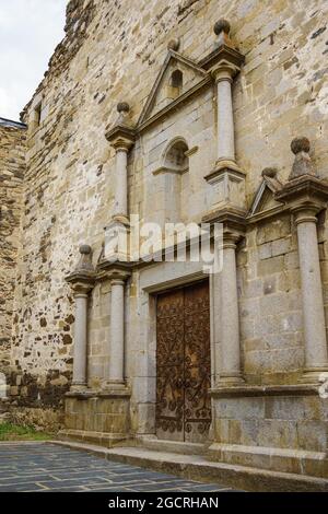 Hauptfassade im Renaissance-Stil der Kirche Mare de DEU dels Angels in Llivia, Katalonien, Spanien. Stockfoto