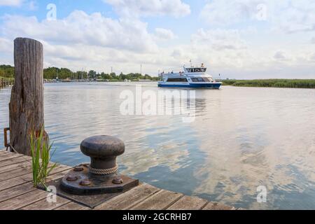 Ausflugsboot nähert sich dem Hafen von Zingst, Mecklenburg-Vorpommern, Deutschland Stockfoto