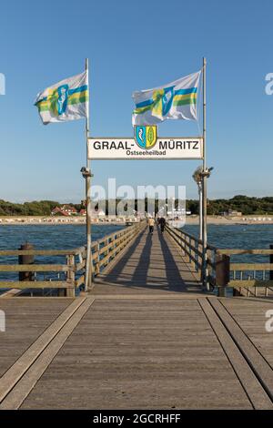 Seebrücke bei Graal-Müritz an der Ostseeküste, Blick von der Spitze zum Strand Stockfoto