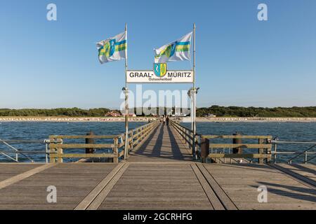 Seebrücke bei Graal-Müritz an der Ostseeküste, Blick von der Spitze zum Strand Stockfoto