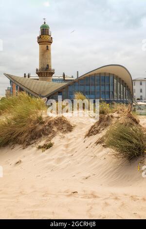 Dünen und historischer Leuchtturm bei Rostock-Warnemünde an der Ostseeküste, Mecklenburg-Vorpommern, Deutschland Stockfoto