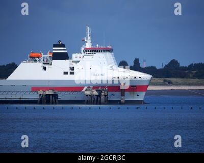 Sheerness, Kent, Großbritannien. August 2021. UK Wetter: Ein sonniger Morgen in Sheerness, Kent. RO-ro Sheerness zum Frachtschiff „Maxine“ in Calais. Kredit: James Bell/Alamy Live Nachrichten Stockfoto