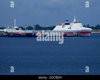 Sheerness, Kent, Großbritannien. August 2021. UK Wetter: Ein sonniger Morgen in Sheerness, Kent. RO-ro Sheerness zum Frachtschiff „Maxine“ in Calais. Kredit: James Bell/Alamy Live Nachrichten Stockfoto