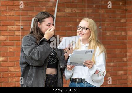 Bromsgrove, Worcs, Großbritannien. August 2021. Amy Reeves und Jessica Pedley von der North Bromsgrove High School in Bromsgrove, Worcestershire, eröffnen ihre A-Level-Ergebnisse. Kredit: Peter Lopeman/Alamy Live Nachrichten Stockfoto