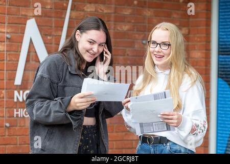 Bromsgrove, Worcs, Großbritannien. August 2021. Amy Reeves und Jessica Pedley von der North Bromsgrove High School in Bromsgrove, Worcestershire, teilen ihre A-Level-Ergebnisse mit stolzen Eltern zu Hause Credit: Peter Lopeman/Alamy Live News Stockfoto