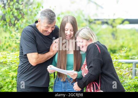 Bromsgrove, Worcs, Großbritannien. August 2021. Megan Reid von der North Bromsgrove High School in Bromsgrove, Worcestershire, sammelt ihr DIE ERGEBNISSE EINER Niveauprüfung mit den stolzen Eltern Mark und Andrea. Sie erhielt drei A*-Noten und wird für ihre zukünftige Karriere Lehre studieren. Kredit: Peter Lopeman/Alamy Live Nachrichten Stockfoto