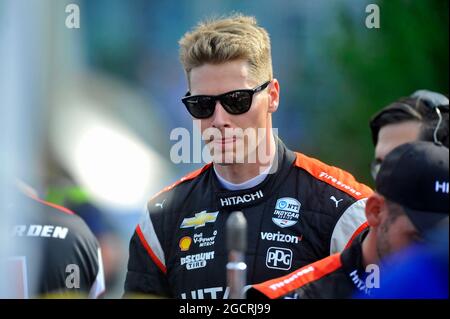 08. August 2021: Der Fahrer der NTT IndyCar Series, Josef Newgarden vom Hitachi Team Penske Chevrolet, macht sich bereit, vor dem Start des ersten Big Machine Music City Grand Prix auf den Straßen von Nashville in Nashville, TN, in sein Auto zu steigen. Austin McAfee/CSM Stockfoto