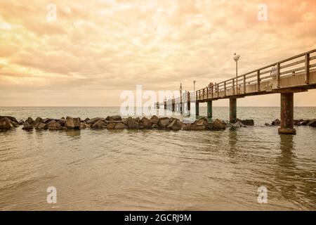 Seebrücke bei Wustrow, Mecklenburg-Vorpommern, an der Ostseeküste Stockfoto