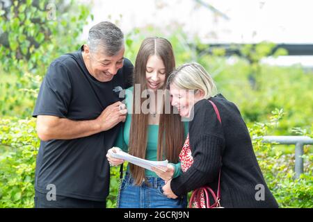 Bromsgrove, Worcs, Großbritannien. August 2021. Megan Reid von der North Bromsgrove High School in Bromsgrove, Worcestershire, sammelt ihr DIE ERGEBNISSE EINER Niveauprüfung mit den stolzen Eltern Mark und Andrea. Sie erhielt drei A*-Noten und wird für ihre zukünftige Karriere Lehre studieren. Kredit: Peter Lopeman/Alamy Live Nachrichten Stockfoto