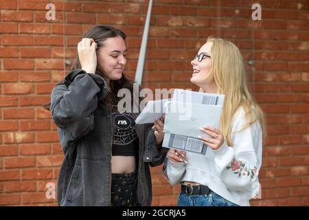 Bromsgrove, Worcs, Großbritannien. August 2021. Amy Reeves und Jessica Pedley von der North Bromsgrove High School in Bromsgrove, Worcestershire, eröffnen ihre A-Level-Ergebnisse. Kredit: Peter Lopeman/Alamy Live Nachrichten Stockfoto