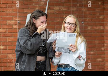 Bromsgrove, Worcs, Großbritannien. August 2021. Amy Reeves und Jessica Pedley von der North Bromsgrove High School in Bromsgrove, Worcestershire, eröffnen ihre A-Level-Ergebnisse. Kredit: Peter Lopeman/Alamy Live Nachrichten Stockfoto