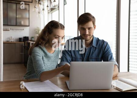 Junge Mentorin, die neue Mitarbeiterin ausbilden und ihnen fachlich beratend zur Seite stehen soll Stockfoto