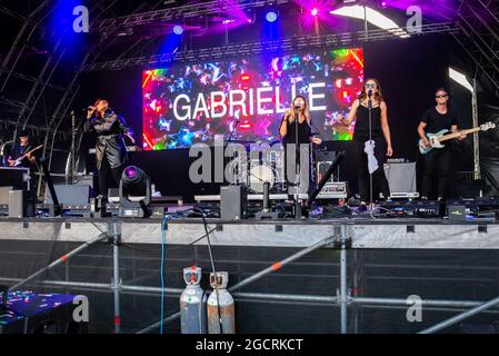 Gabrielle, Sängerin, mit ihrer Band beim Fantasia Musikfestival in Maldon, Essex, Großbritannien. Erstes Konzert nach COVID 19 Pandemie. Bühnenausrüstung Stockfoto