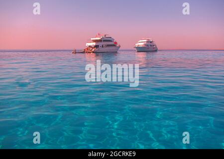 Zwei Yachten bei Sonnenaufgang in einem Roten Meer Stockfoto