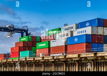 Globale Lieferketten - Container am Hafen von Felixstowe, Großbritannien, gestapelt. Engpässe In Der Globalen Lieferkette. Stockfoto