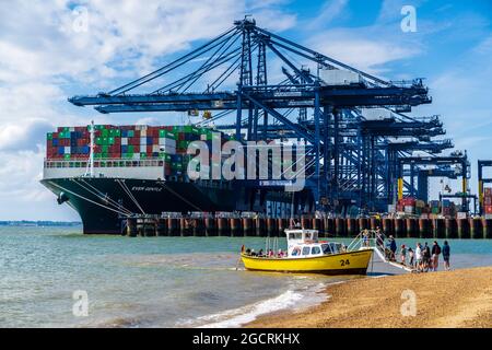 Die Harwich Harbour Ferry holt Fußpassagiere am Hafen Felistowe in Ostengland ab Stockfoto