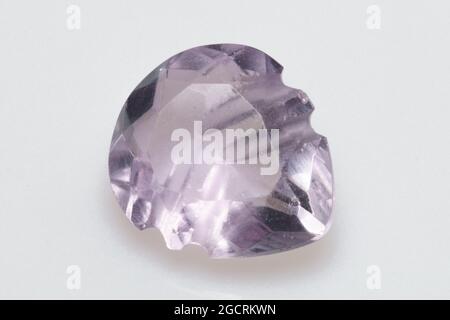 Naturstein Amethyst auf dem Hintergrund Stockfoto
