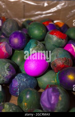 Gruppe von Eierschalen, von Hand bemalt und dekoriert Stockfoto