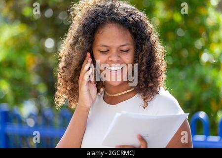 Bromsgrove, Worcs, Großbritannien. August 2021. Mya Glynn, eine Schülerin, telefoniertmit ihr NACH Hause, UM DIE ERGEBNISSE DER A-Stufe an der North Bromsgrove High School, Bromsgrove, Worcestershire, zu erhalten. Kredit: Peter Lopeman/Alamy Live Nachrichten Stockfoto