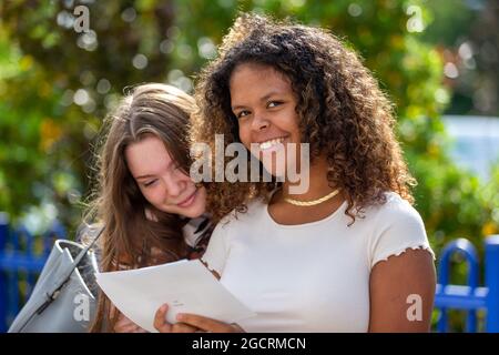 Bromsgrove, Worcs, Großbritannien. August 2021. Mya Glynn eröffnet ihre A-Level-Ergebnisse an der North Bromsgrove High School in Bromsgrove, Worcestershire, neben der besten Freundin Chloe Foxall. Kredit: Peter Lopeman/Alamy Live Nachrichten Stockfoto