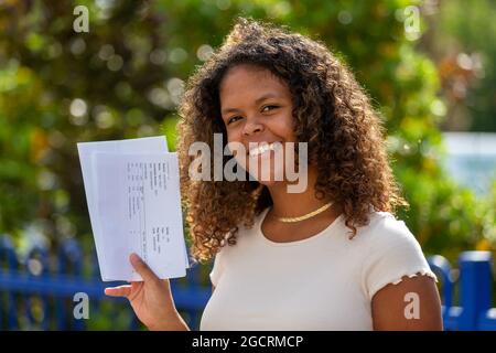 Bromsgrove, Worcs, Großbritannien. August 2021. Eine Schülerin Mya Glynn ist mit ihren A-Ergebnissen an der North Bromsgrove High School, Bromsgrove, Worcestershire, zufrieden. Kredit: Peter Lopeman/Alamy Live Nachrichten Stockfoto